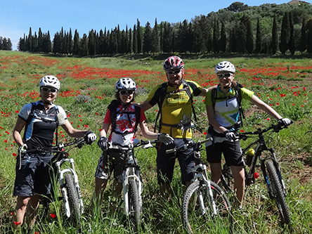 eine bike-begeisterte engadiner-tessiner-familie, welche sich hauptsächlich auf romanisch und italienisch verständigt