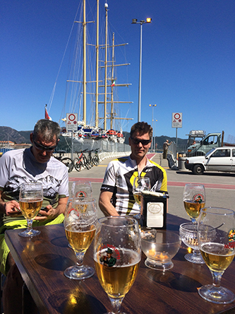 Bier am Hafen vor dem vertäuten Viermaster 