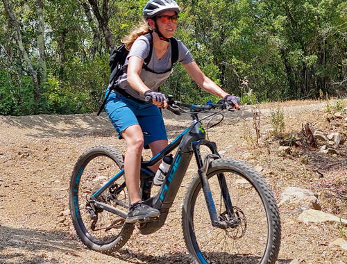 Irina rockt die Trails in der Maremma